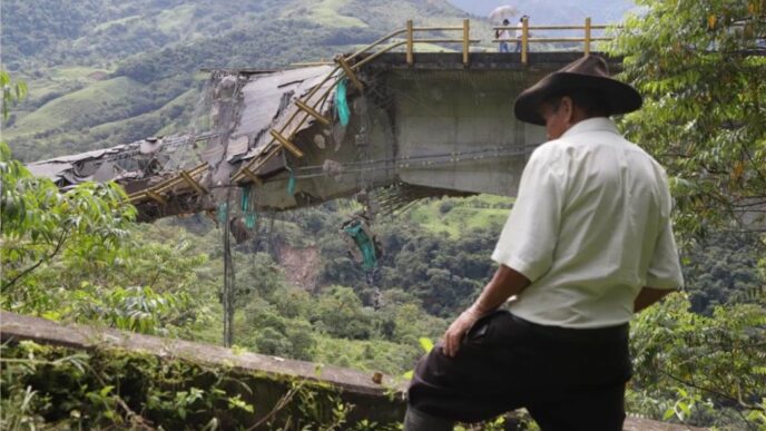 Puente colapsado en zona rural de LATAM. Un hombre observa los daños. Infraestructura afectada impacta el desarrollo urbano de la city.