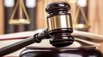 Símbolo legal: mazo de juez y balanza. Implica NOM 247 y competencia desleal en el sector inmobiliario LATAM. PROFECO y bienes raíces.