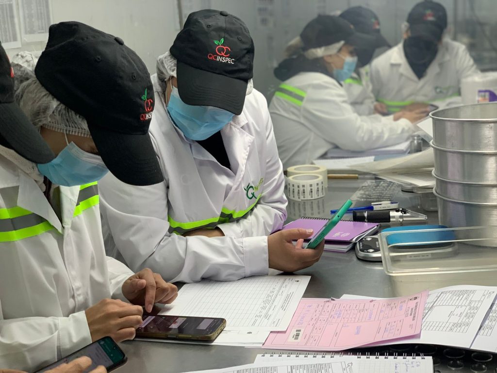 speakers/headshot

Personas de QCInspec trabajando en planta de Ciudad Juárez, México. Inversión en real estate impulsa el crecimiento económico local.