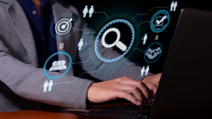 sponsors/branding
Persona trabajando en laptop con iconos digitales. Sector industrial y real estate en México y LATAM. Inmobiliare Summits.