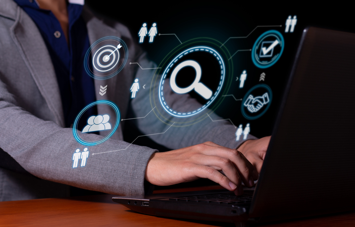 sponsors/branding
Persona trabajando en laptop con iconos digitales. Sector industrial y real estate en México y LATAM. Inmobiliare Summits.