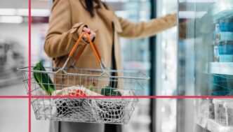 Mujer con cesta de compra llena en supermercado. Productos sostenibles como alternativa en el sector inmobiliario. Impacto ambiental positivo.