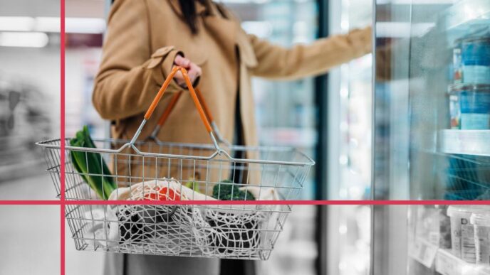 Mujer con cesta de compra llena en supermercado. Productos sostenibles como alternativa en el sector inmobiliario. Impacto ambiental positivo.