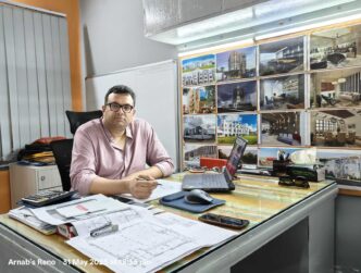 Un arquitecto en su oficina revisando planos para el programa "Hogar, nuevo Hogar" en Nuevo León. Diseño y renovación para 15 mil personas.