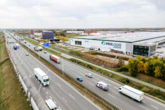 Vista aérea de un Prologis Europa con tráfico en carretera. Prologis cerró 2023 con 22.5 millones de metros cuadrados de portafolio en Europa.
