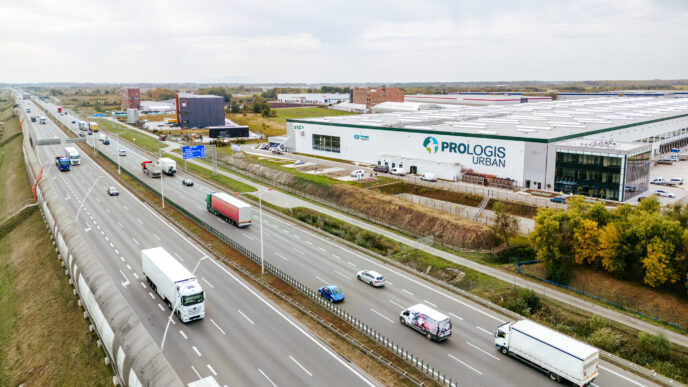 Vista aérea de un Prologis Europa con tráfico en carretera. Prologis cerró 2023 con 22.5 millones de metros cuadrados de portafolio en Europa.