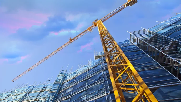 Venue/architecture.

Construcción de rascacielos en LATAM. Grúa amarilla levanta materiales en obra. Inmobiliare Summits impulsa proyectos de real estate.