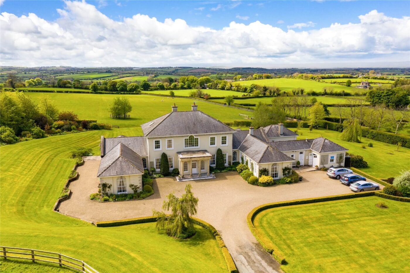 Vista aérea de una lujosa propiedad en Irlanda. Amplia casa con jardines verdes. Ideal para el mercado de propiedades de lujo en Irlanda. Oportunidades