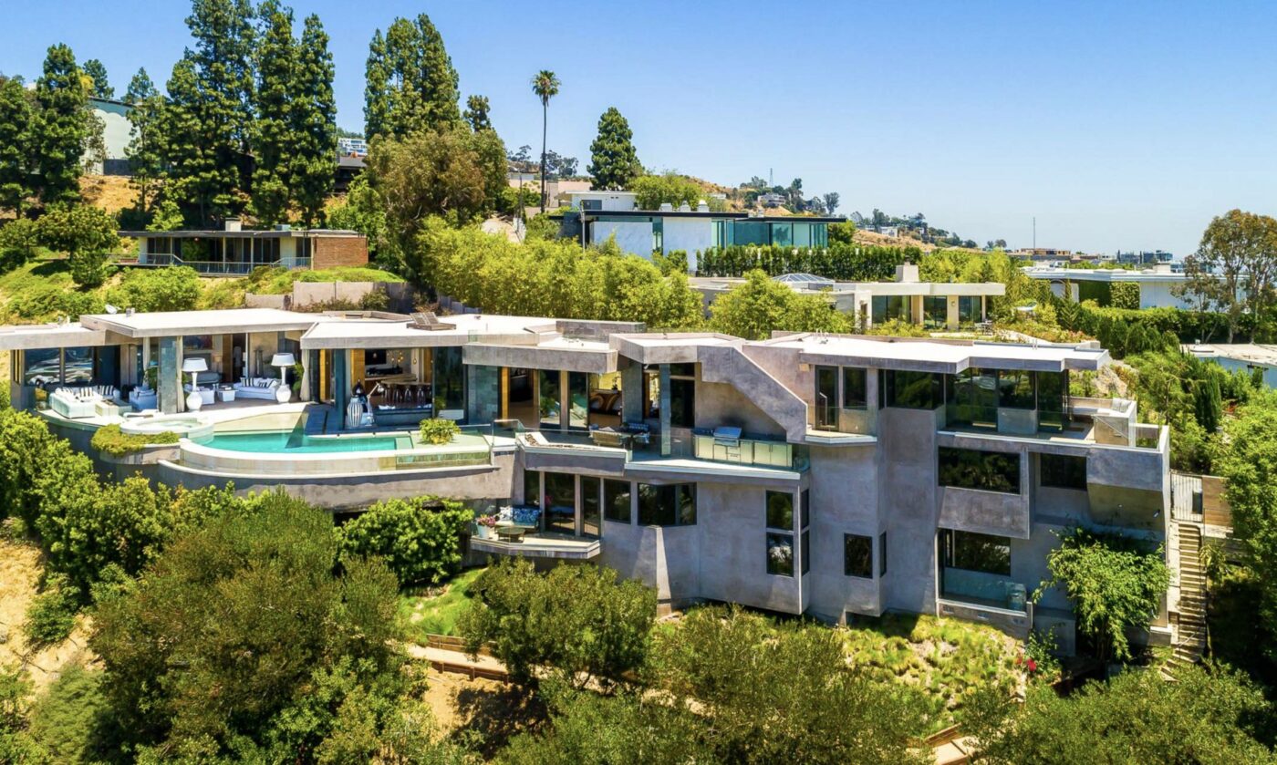 Lujosa propiedad en Los Ángeles, con piscina y diseño moderno en West Hollywood o Malibu, rodeada de vegetación y con vistas panorámicas.