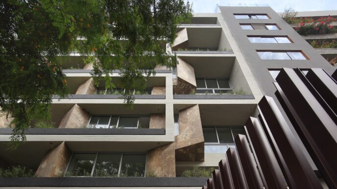 venue/architecture
Arquitectura moderna en LATAM. Fachada de edificio multifamiliar en México con balcones y vegetación. Diseño innovador en real estate.