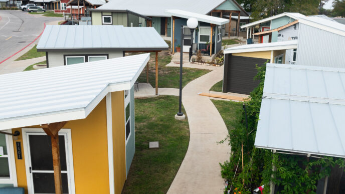 Vista aérea de viviendas para jóvenes: casas pequeñas, coloridas y con diseño accesible. Espacios dignos y pensados para la juventud.