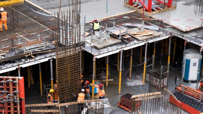 Venue/architecture.
Vista aérea de obra en construcción en México. Trabajadores en sitio. CIBOT de ObraLink implementado. Inmobiliare Summits.