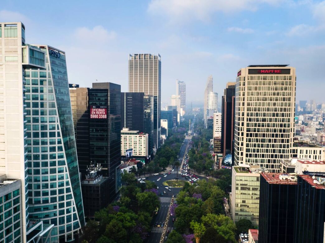 Ciudad/Destino
Vista aérea de la Ciudad de México, sede de Inmobiliare Summits. Arquitectura moderna y avenida arbolada. Encuentra oportunidades de real estate en LATAM.