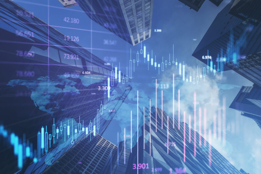 Imagen de edificios con gráficos superpuestos, ilustrando el impacto de Proptech en la optimización de activos inmobiliarios y el análisis de datos.