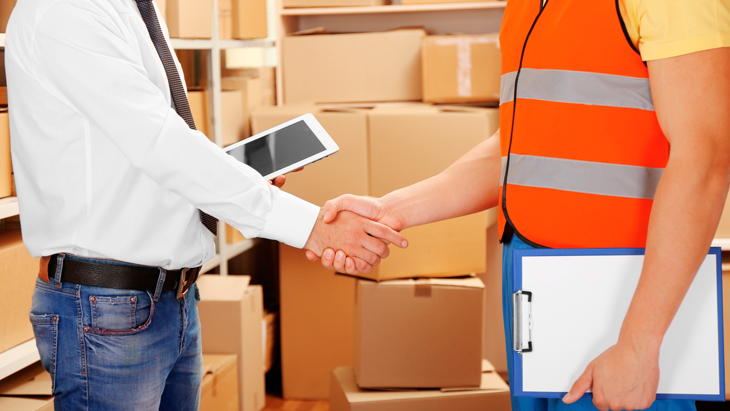 networking/expo
Apretón de manos sellando un acuerdo en Inmobiliare Summits. Colaboración en bienes raíces y parques industriales en México.