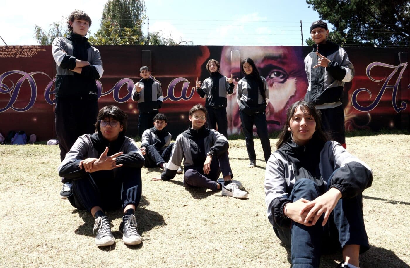 Venue/architecture.
Grupo de jóvenes posa frente a mural en Morelia, México. Promoción de arte urbano en Inmobiliare Summits, evento de real estate.