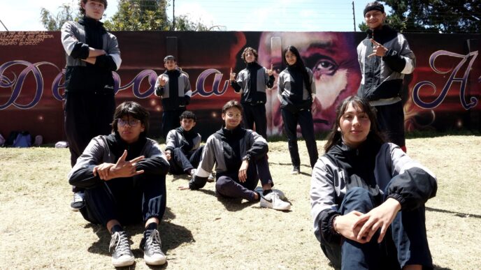 Venue/architecture.
Grupo de jóvenes posa frente a mural en Morelia, México. Promoción de arte urbano en Inmobiliare Summits, evento de real estate.