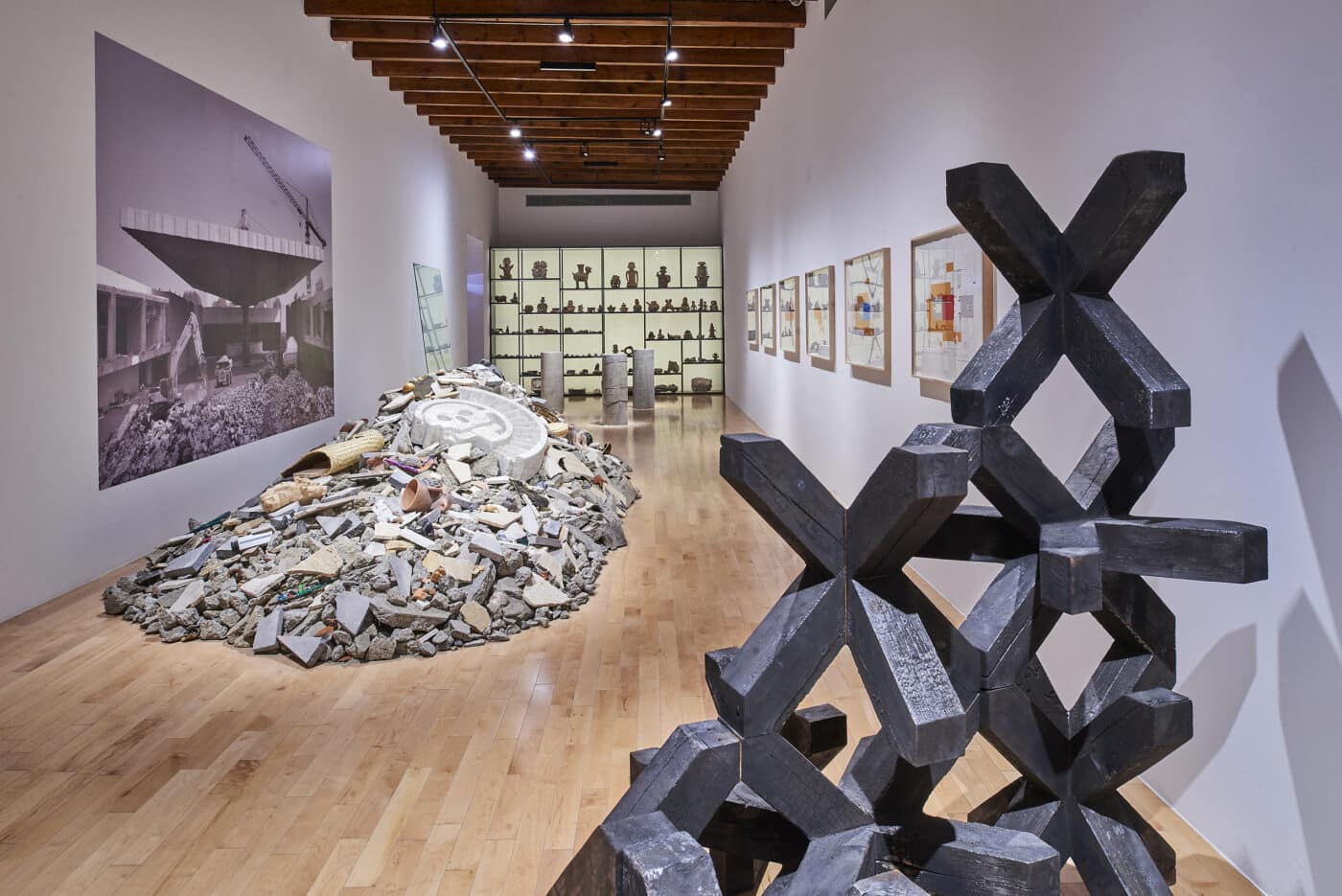 Venue/architecture.

Galería de arte con exhibición de escombros y esculturas. Espacio cultural en México para eventos Inmobiliare Summits y conferencias.