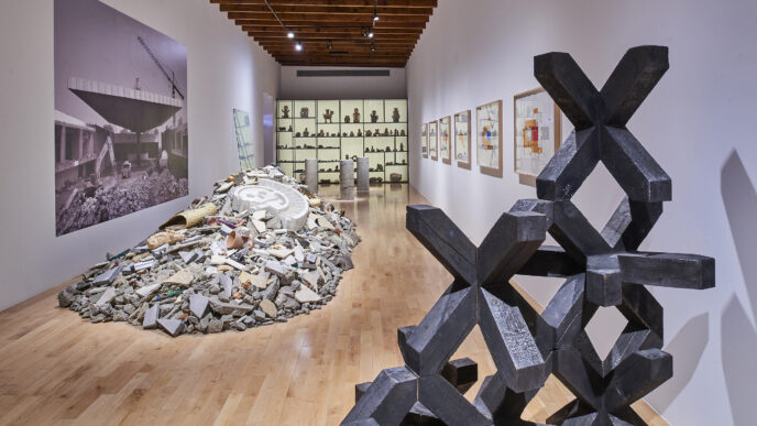 Venue/architecture.

Galería de arte con exhibición de escombros y esculturas. Espacio cultural en México para eventos Inmobiliare Summits y conferencias.