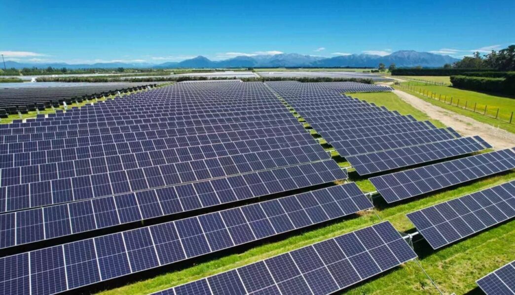 Vista aérea de un proyecto solar FRV en Nueva Zelanda, destacando el impacto de la energía renovable en el sector inmobiliario y el medio ambiente.