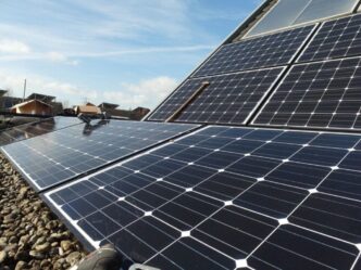 Paneles solares en azotea capturan energía solar para proyecto inmobiliario, optimizando eficiencia energética y sostenibilidad en bienes raíces.