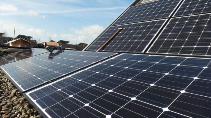 Paneles solares en azotea capturan energía solar para proyecto inmobiliario, optimizando eficiencia energética y sostenibilidad en bienes raíces.