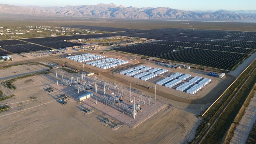 Vista aérea de proyecto solar y almacenamiento en real estate sostenible. Paneles solares y baterías para energía renovable y futuro del sector.