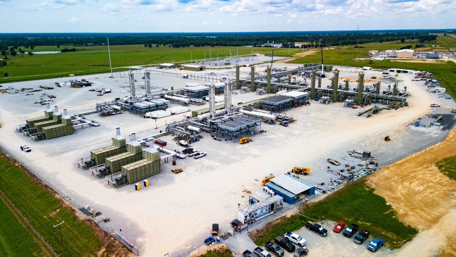 Classification: venue/architecture
Vista aérea de una planta industrial con maquinaria y edificios. Amplio terreno con instalaciones de procesamiento. Infraestructura de energía.