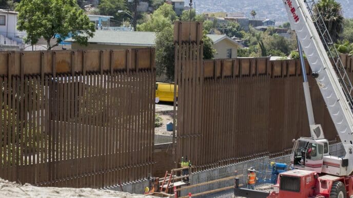 venue/architecture
Construcción de la Línea 4 del Metrorrey en México. Grúa levanta estructura. Proyecto de infraestructura urbana en la ciudad.