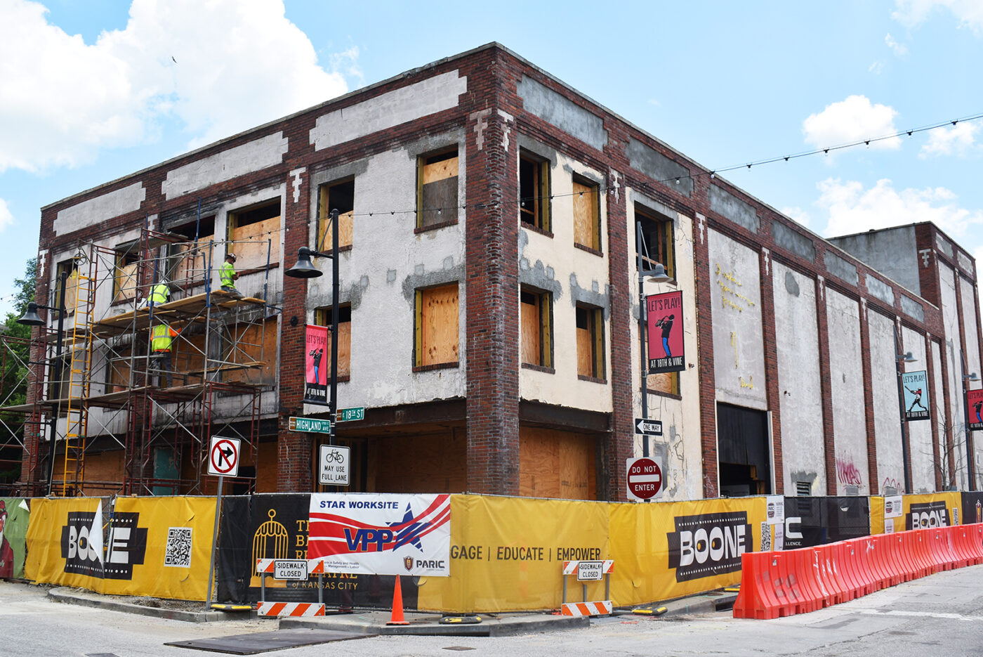 Edificio en renovación impulsando proyectos mixtos en Kansas City. Obra en construcción con andamios y señalización. Vacantes retail en la zona.