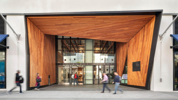 Venue/architecture.

Fachada del edificio 175 Beale Street, posible sede de Inmobiliare Summits. Diseño moderno en madera, real estate en la city.