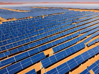 Vista aérea de un extenso parque solar en Rajasthan. Paneles azules capturan la energía renovable del sol, impulsando la sostenibilidad regional.