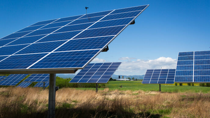 Paneles solares en campo, energía renovable para proyectos inmobiliarios. Transformación energética y sostenibilidad en el Real Estate. Cielos azules.