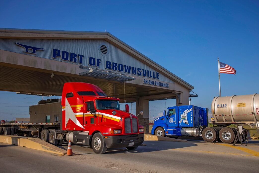 Venue/architecture.
Puerto de Brownsville, sede de Inmobiliare Summits, impulsa el sector real estate en LATAM. Camiones en la entrada del parque industrial.