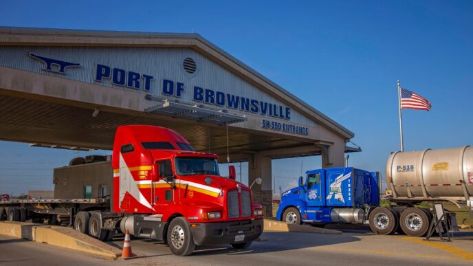 Venue/architecture.
Puerto de Brownsville, sede de Inmobiliare Summits, impulsa el sector real estate en LATAM. Camiones en la entrada del parque industrial.