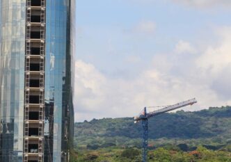 Expansión Puerto Interior II Celaya: Edificio en construcción con grúa, reflejo del nearshoring y crecimiento industrial. Crecimiento de 200 hectáreas.