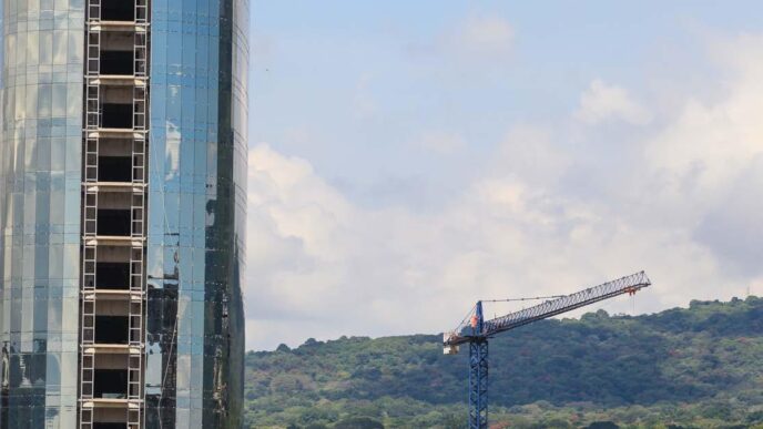 Expansión Puerto Interior II Celaya: Edificio en construcción con grúa, reflejo del nearshoring y crecimiento industrial. Crecimiento de 200 hectáreas.