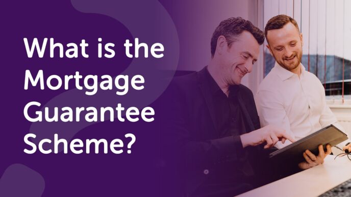 speakers/headshot
Dos colegas sonrientes revisan datos en una tableta. Concepto de garantía hipotecaria y bienes raíces.