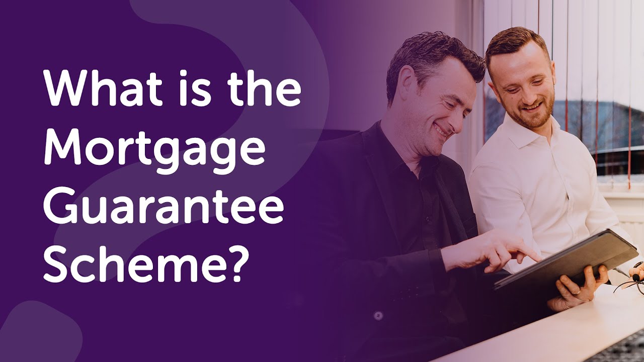 speakers/headshot
Dos colegas sonrientes revisan datos en una tableta. Concepto de garantía hipotecaria y bienes raíces.