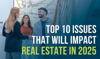 Agente inmobiliario estrechando la mano a una pareja. Impacto de eventos en el sector inmobiliario actual. Asesoramiento y tendencias del mercado.