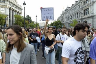 Manifestación por la escasez de viviendas en España. Pancarta: "Tener techo es un derecho". Demanda soluciones a la falta de vivienda asequible.