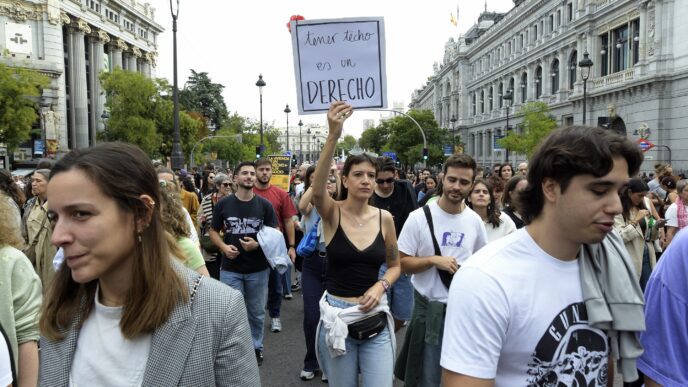 Manifestación por la escasez de viviendas en España. Pancarta: "Tener techo es un derecho". Demanda soluciones a la falta de vivienda asequible.
