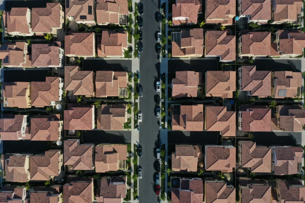 city/destination
Vista aérea de casas residenciales. Urbanismo y bienes raíces en México y LATAM.