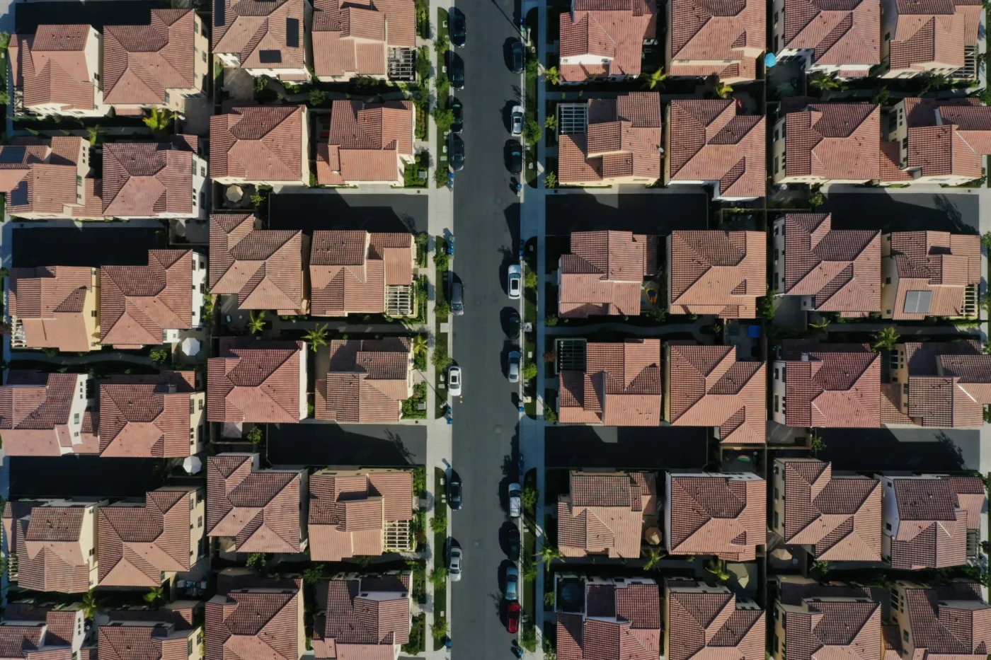 city/destination
Vista aérea de casas residenciales. Urbanismo y bienes raíces en México y LATAM.