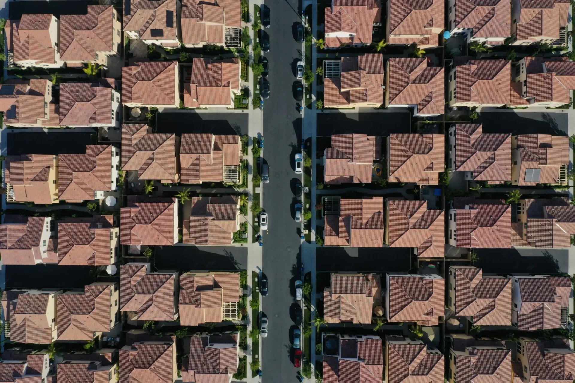 city/destination
Vista aérea de casas residenciales. Urbanismo y bienes raíces en México y LATAM.