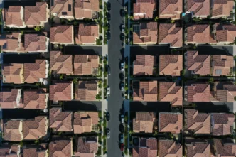 city/destination
Vista aérea de casas residenciales. Urbanismo y bienes raíces en México y LATAM.