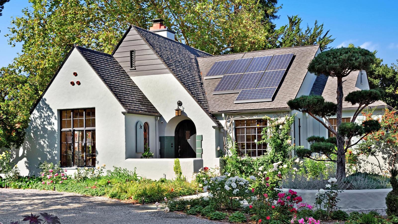 Vivienda en renta en México con paneles solares. Arquitectura pintoresca con jardín floreciente. El futuro de la vivienda en renta en México.