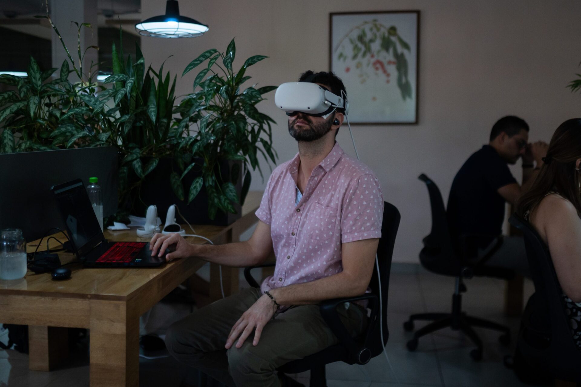 Networking en Inmobiliare Summits: Asistente usa gafas de realidad virtual durante la conferencia de real estate en México.