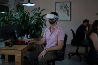 Networking en Inmobiliare Summits: Asistente usa gafas de realidad virtual durante la conferencia de real estate en México.