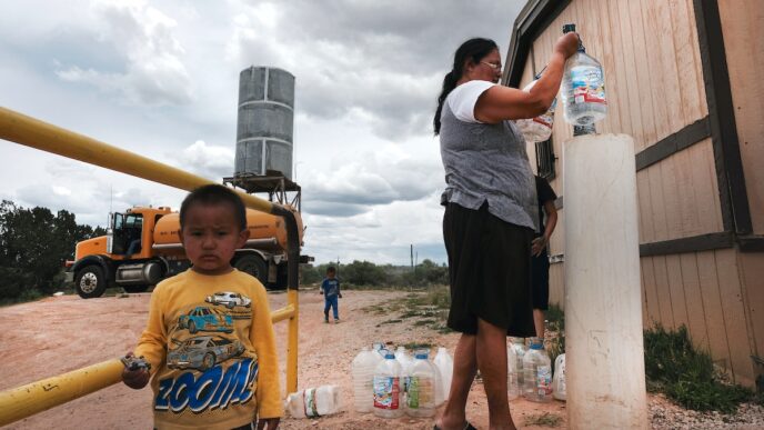 Crisis hídrica en LATAM: Mujer llenando botellas de agua potable con niño mirando. Escasez de agua en la ciudad, problema de real estate.